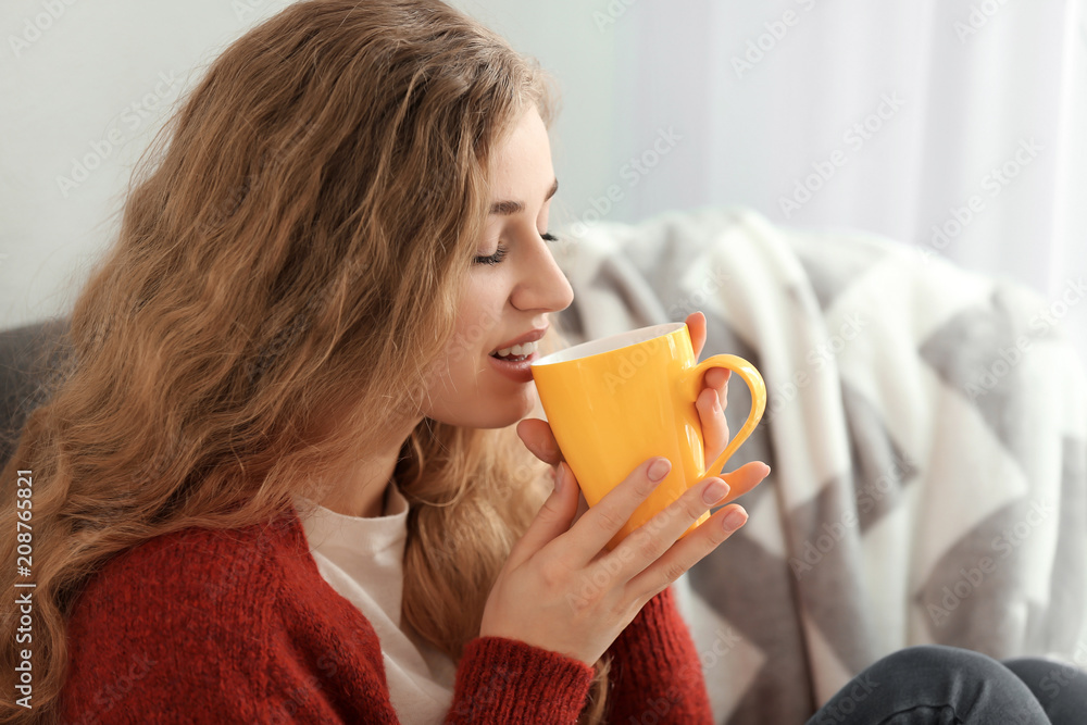 年轻女人在家喝茶