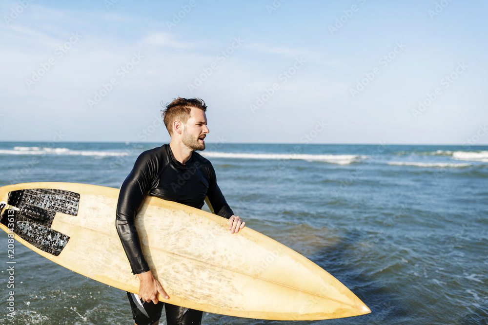 在美丽的海滩冲浪