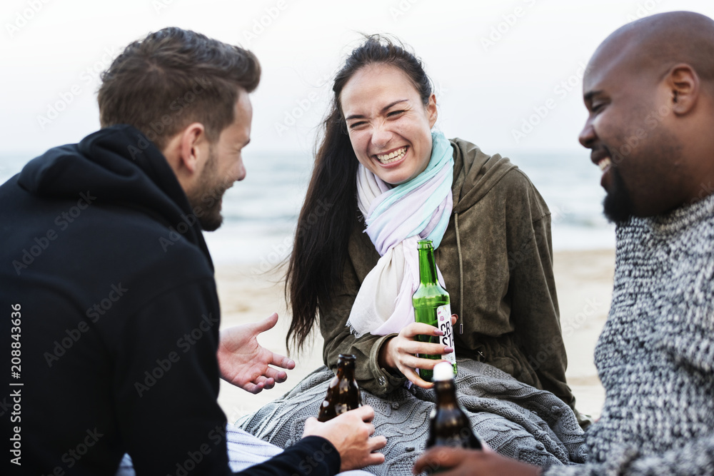 朋友在海滩上喝啤酒