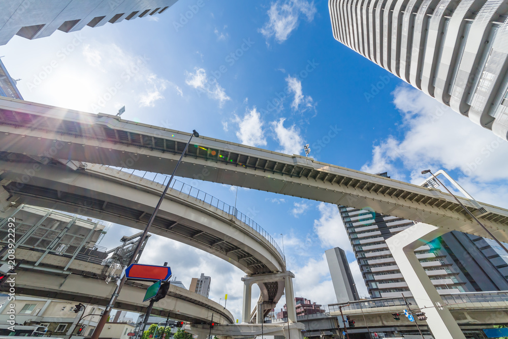 都会の高速道路とビル群