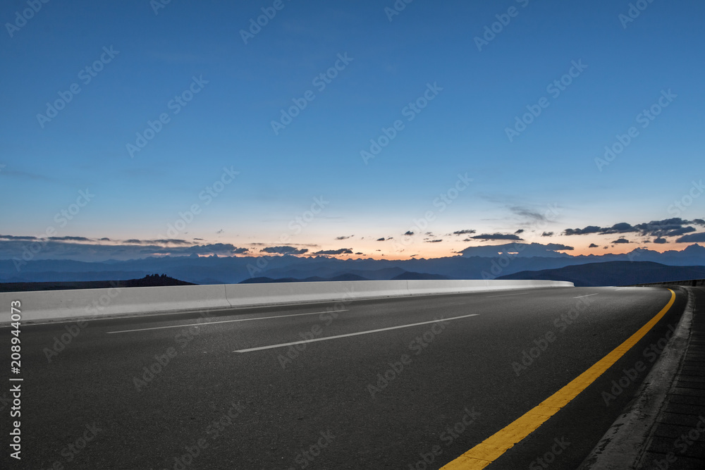 带阳光的空柏油路