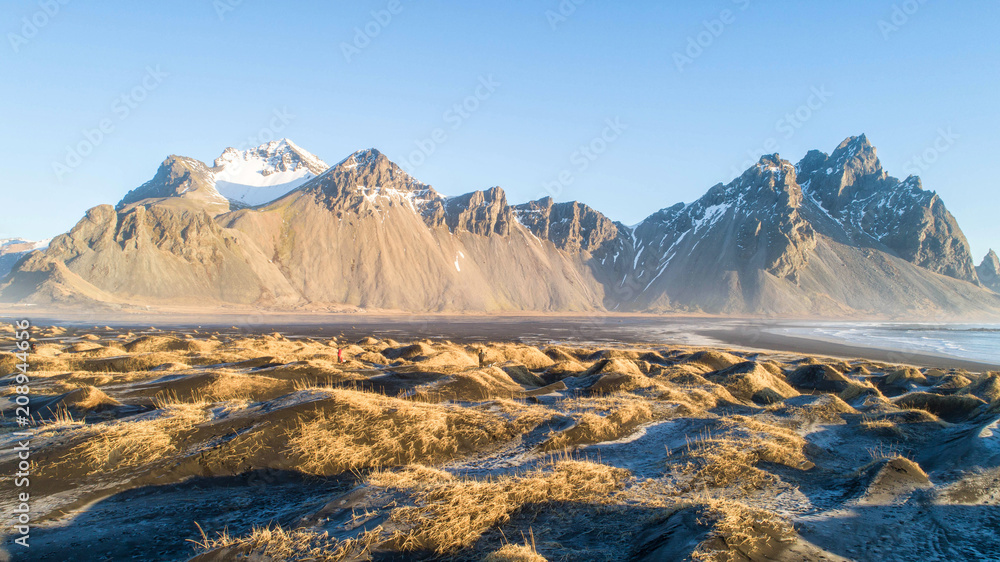 冰岛维斯特拉霍恩是岛上拍照最多的山脉之一。美丽的自然背景