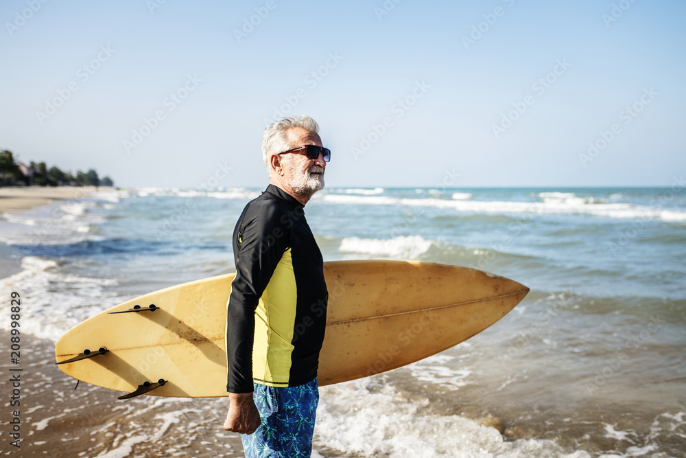 在美丽的海滩冲浪