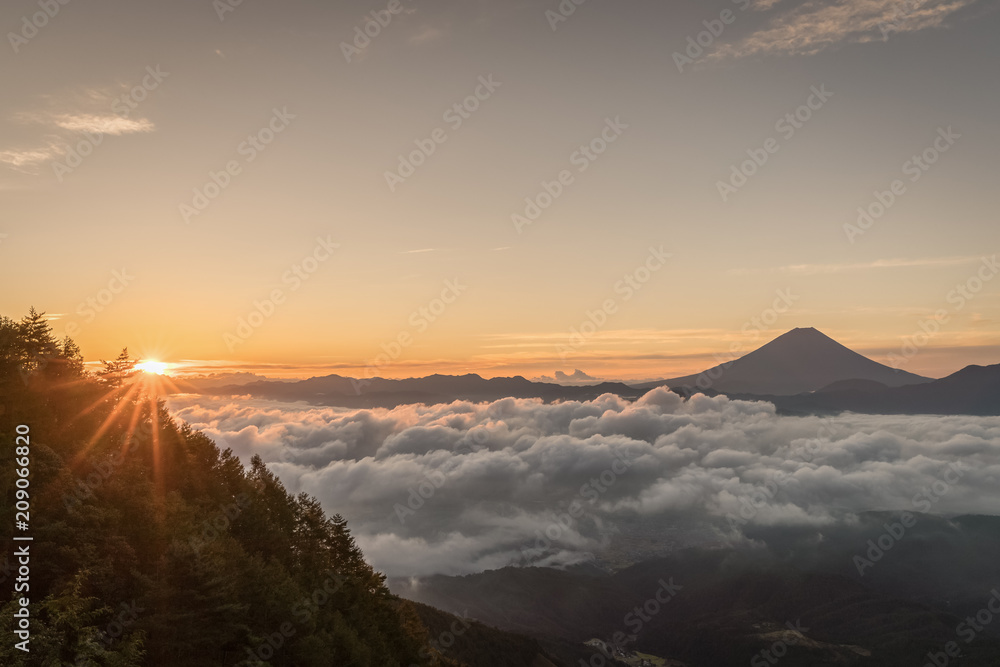 富士山，夏季云海，从Kushigata山看