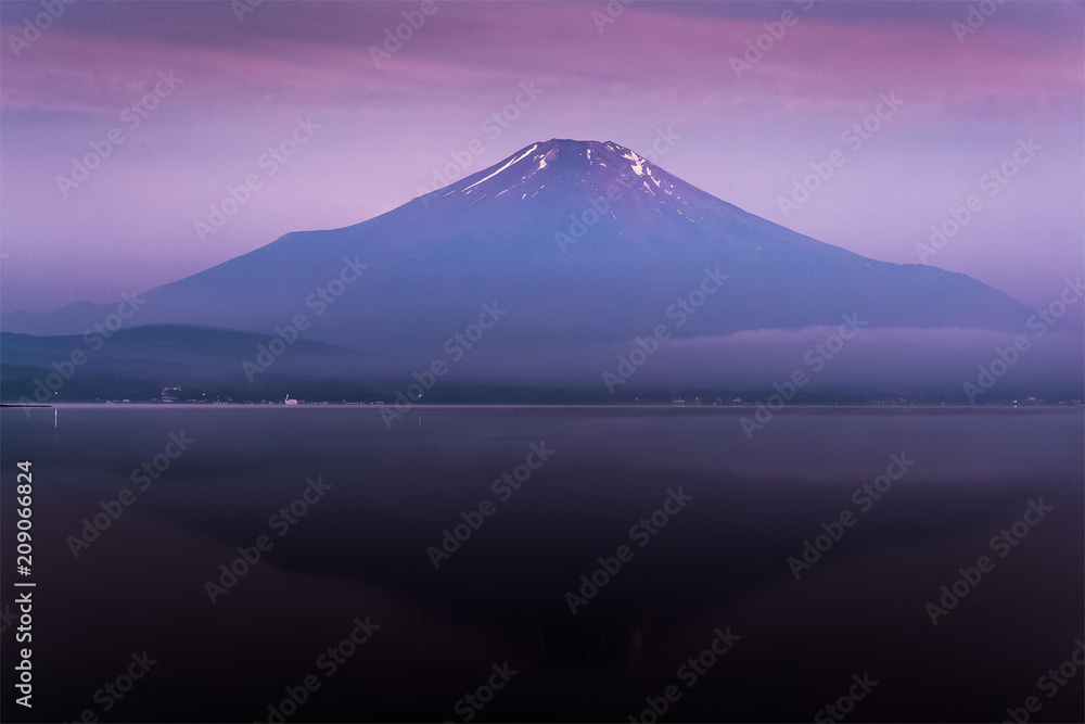 富士山，早晨在山中湖倒影