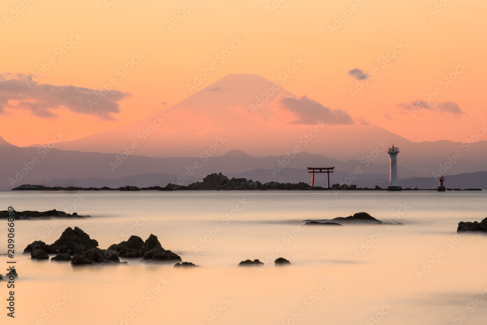 神奈川县横须贺市相模湾冬季傍晚富士山海景