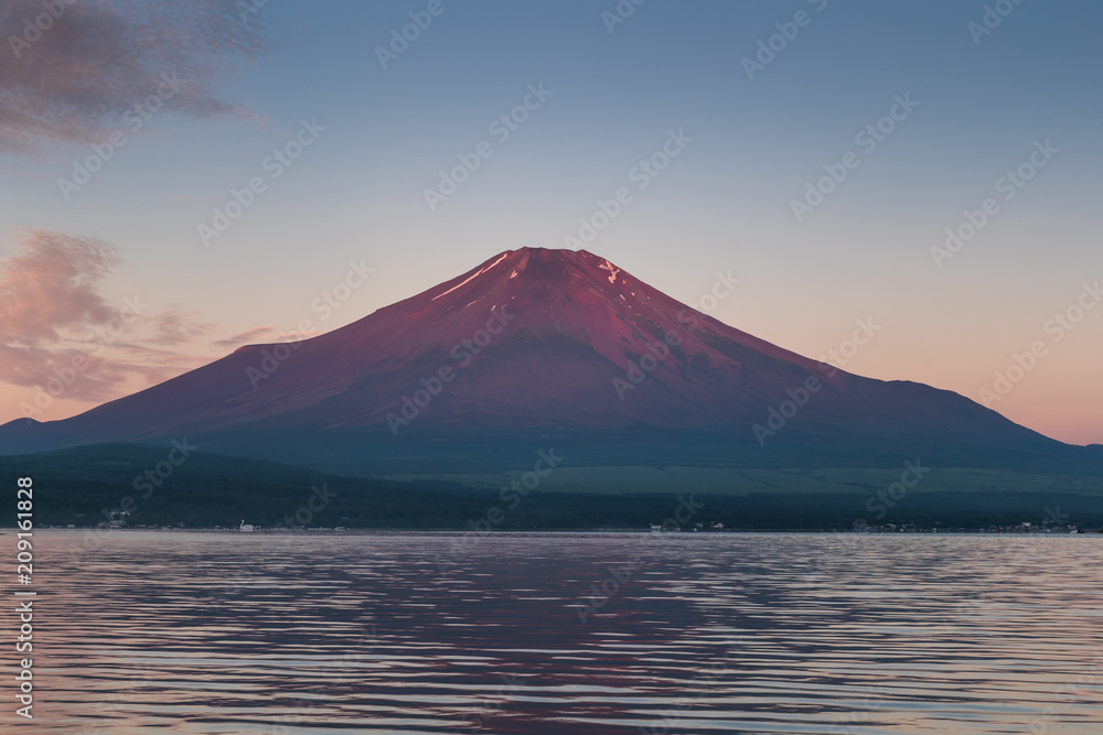 赤富士，富士山，夏季日出时红色