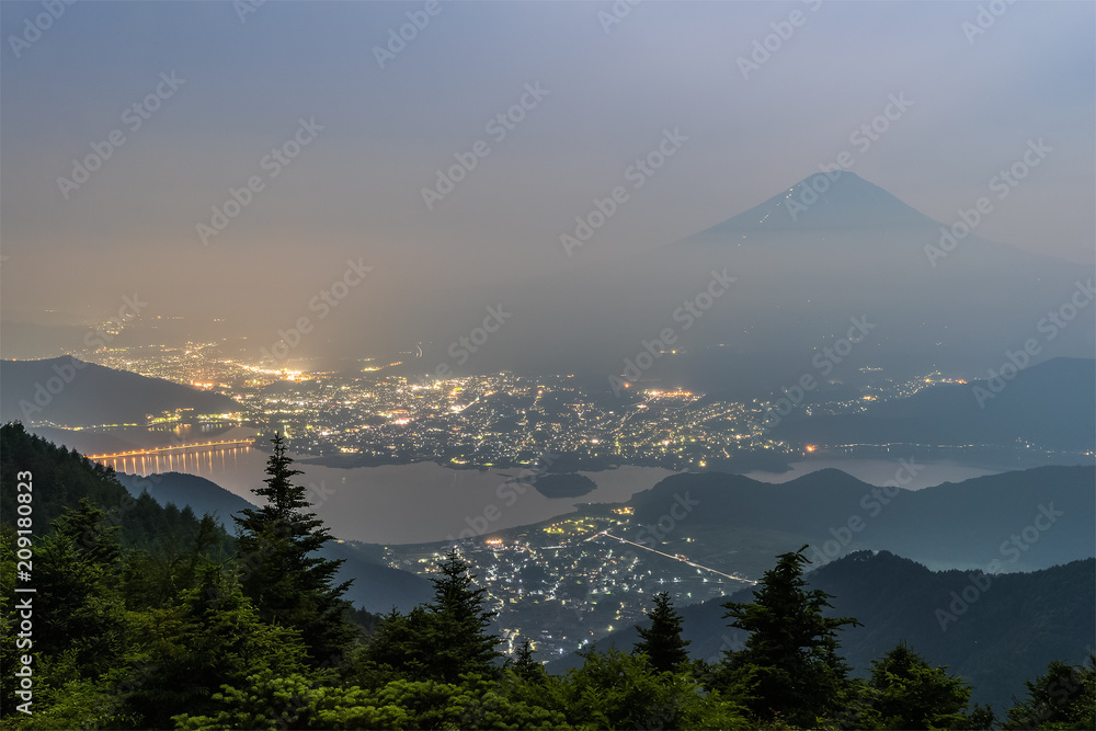 富士山和河口湖夜晚