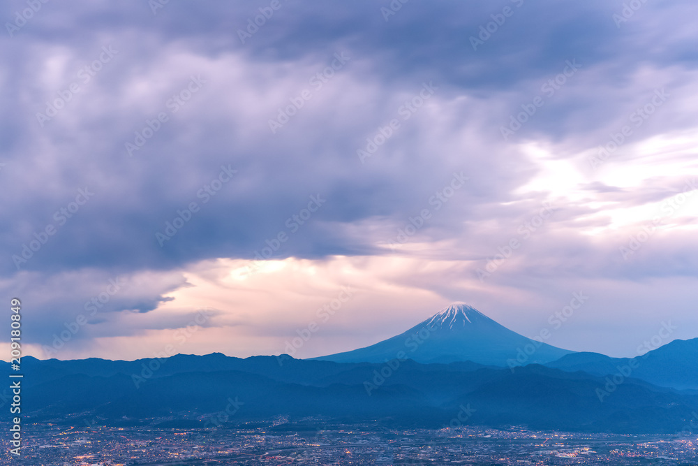 富士山，清晨多云有雨