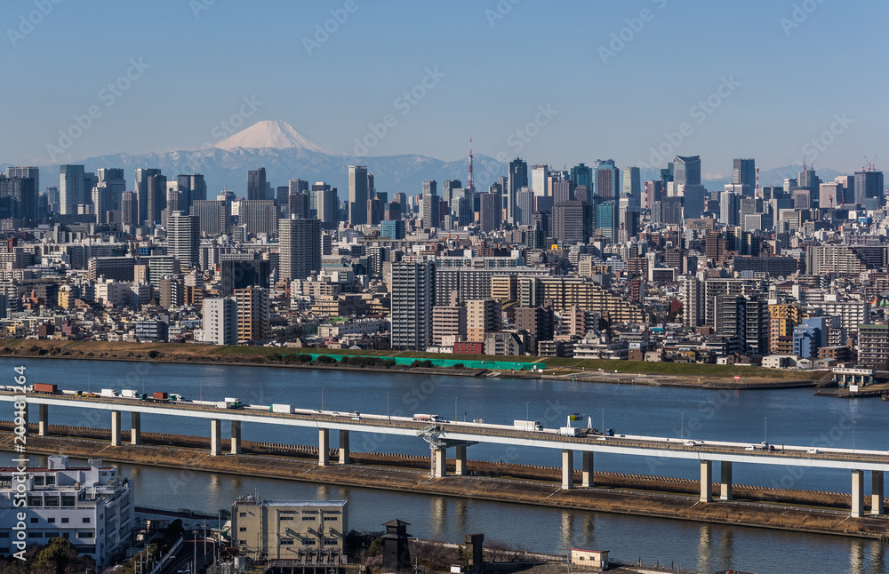 晴空万里，东京城市景观、东京市中心建筑和富士山的东京塔地标