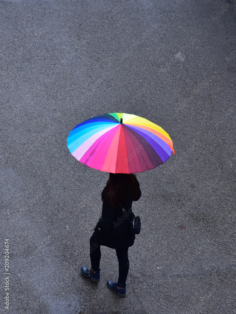 哈萨克斯坦阿拉木图的雨天。一个美丽的女孩打着欢快的雨伞沿着
1488186946,错误跟踪图标