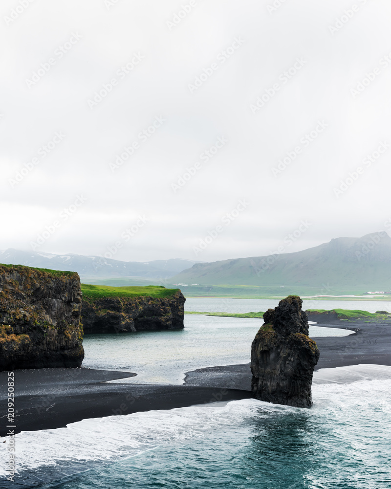 令人难以置信的黑色海滩和巨魔脚趾的景色。冰岛维克的Reynisdrangar