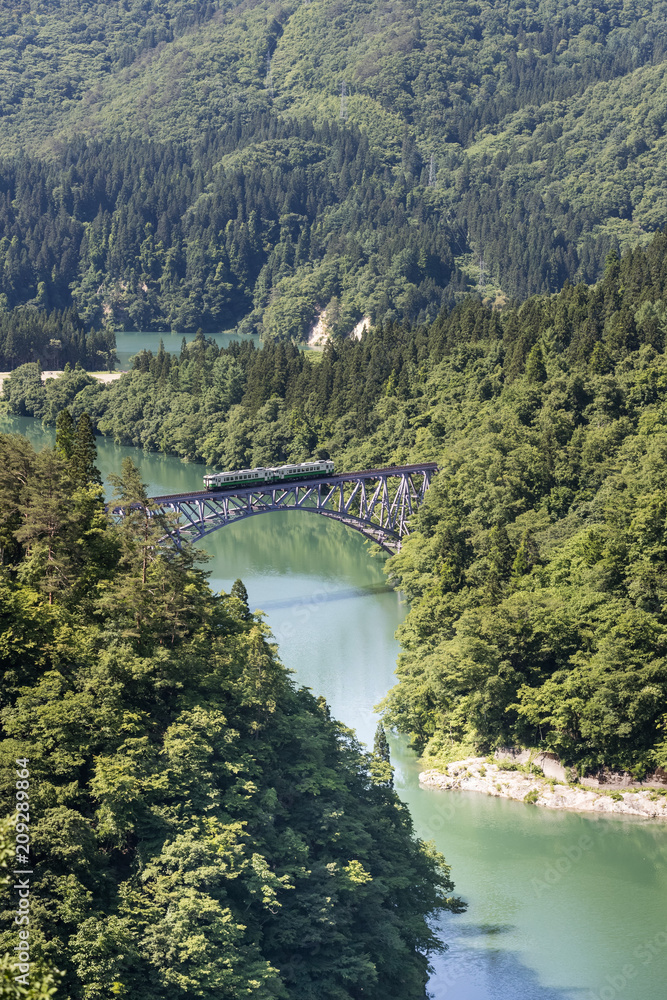 福岛县夏季的多达米铁路线和多达米河。