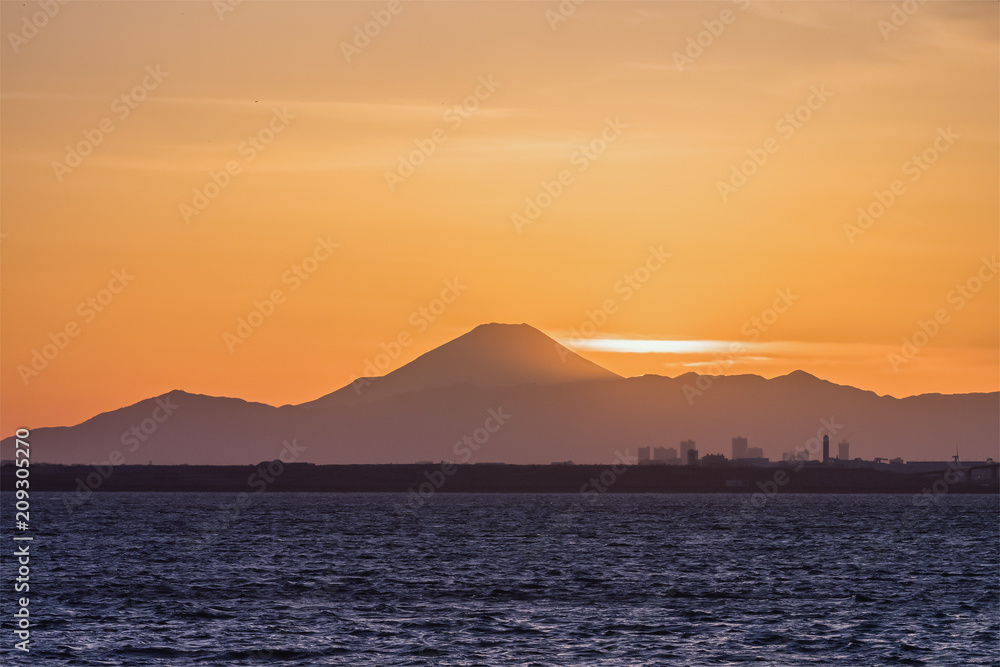 冬季日落时的富士山和东京湾。东京湾是位于南部的海湾