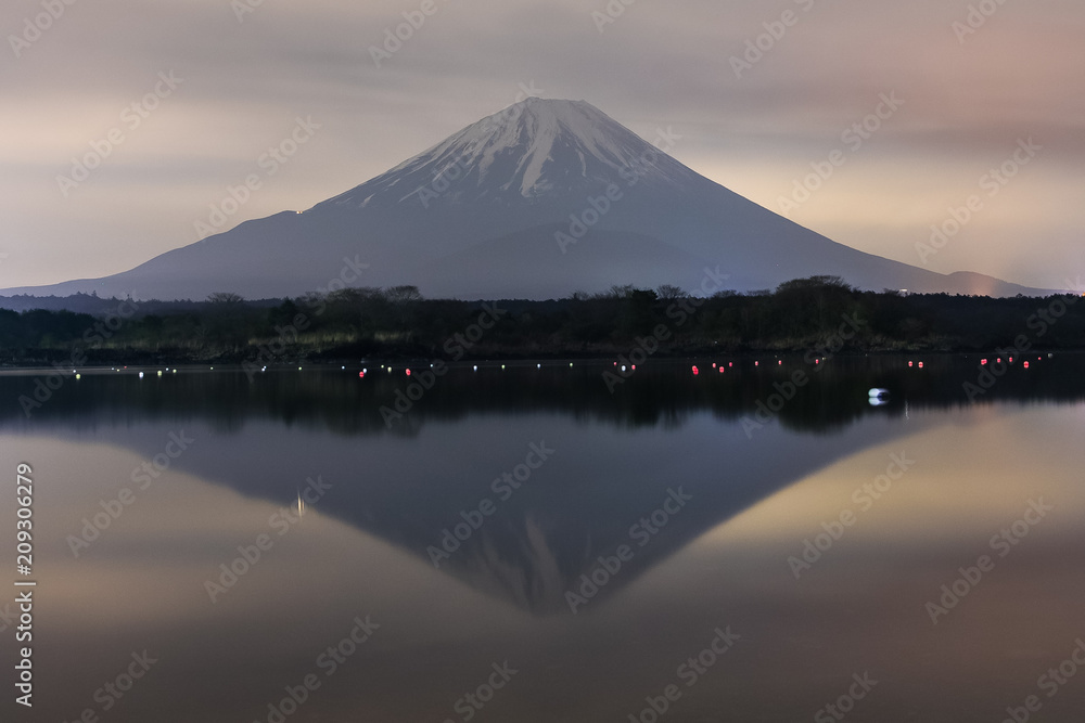 富士山和昭治湖的夜景