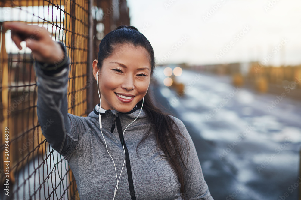 适合亚洲女性跑步前用耳机听音乐