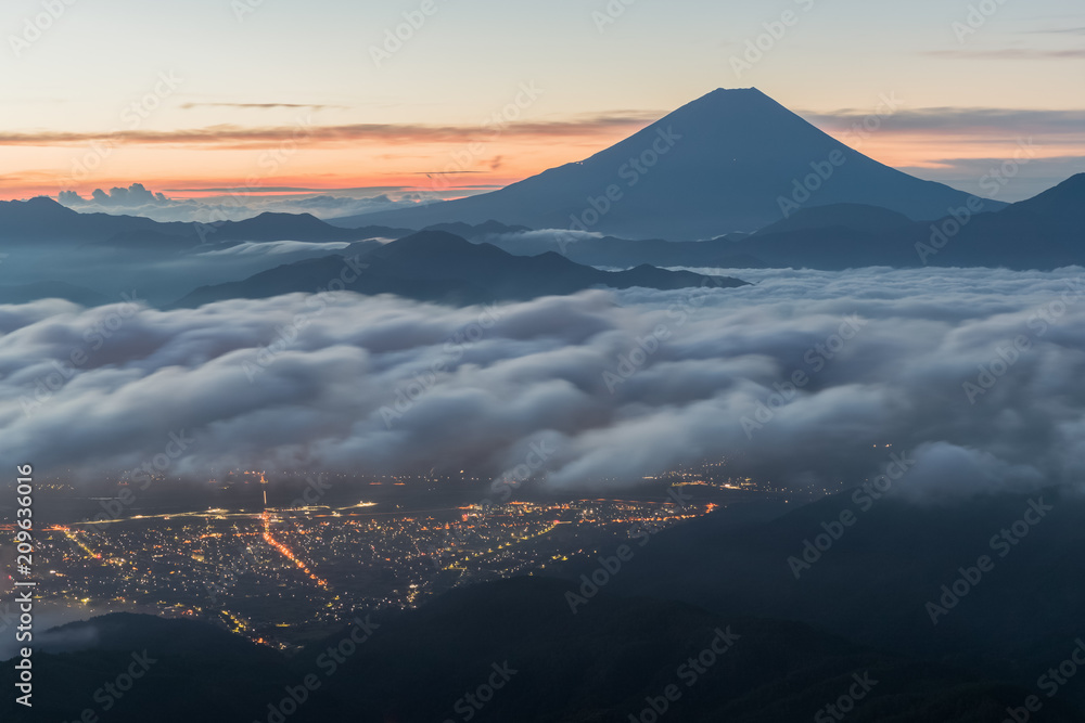 夏季云海中的富士山，从草田山看