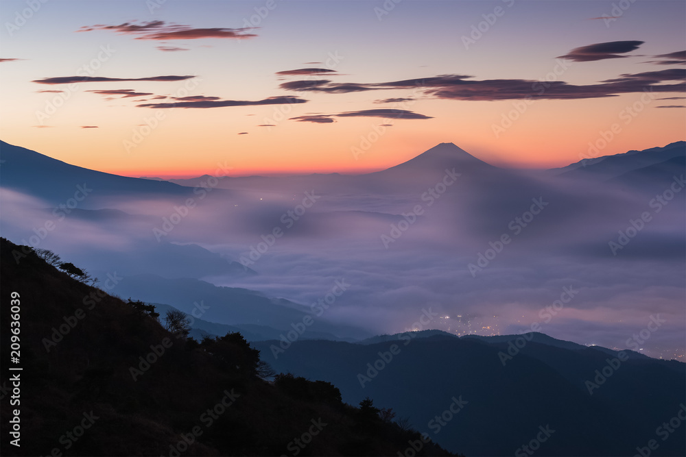 夏季雾海中的富士山