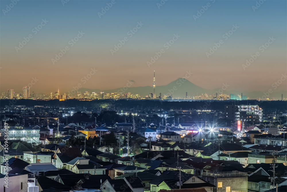 东京夜景，东京天树地标，东京市中心建筑区和胜利的富士山