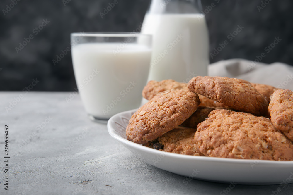 餐桌上摆着美味的燕麦饼干和牛奶