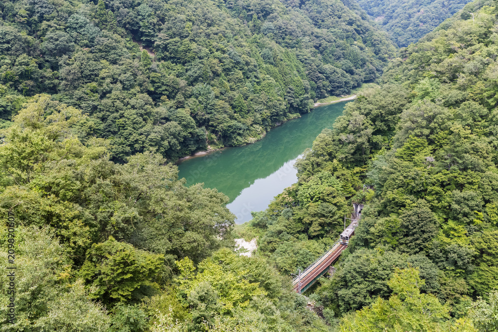 立达线与夏季青山