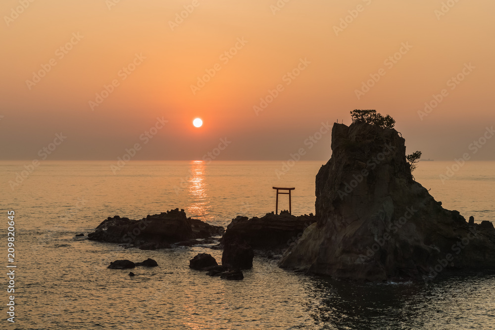 福岛县岩木镇Hattachi海滩夏季海上日出。