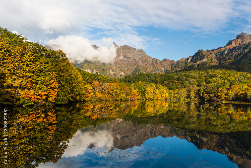 Togakushis Lake，Kagami ike池塘在秋天的早晨