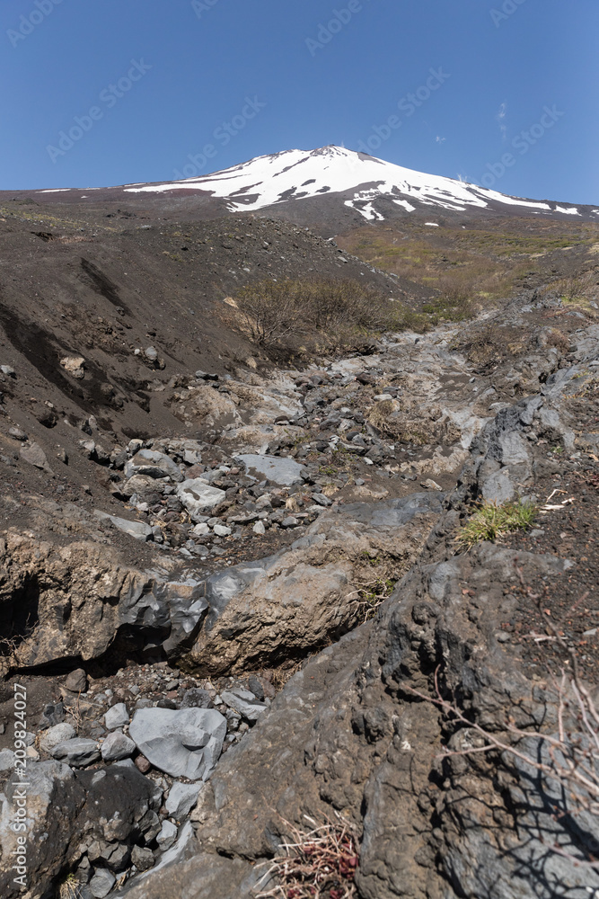 富士山之巅，雪与春天的富士山自然休闲林径