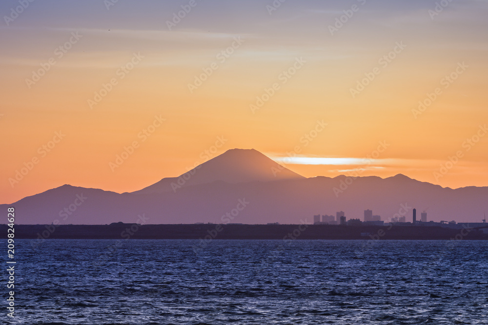 冬季日落时的富士山和东京湾。东京湾是位于南部的海湾