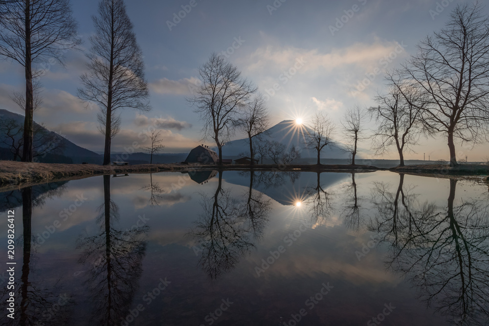 上午在静冈县富士宫的Fumotopara露营地的富士山