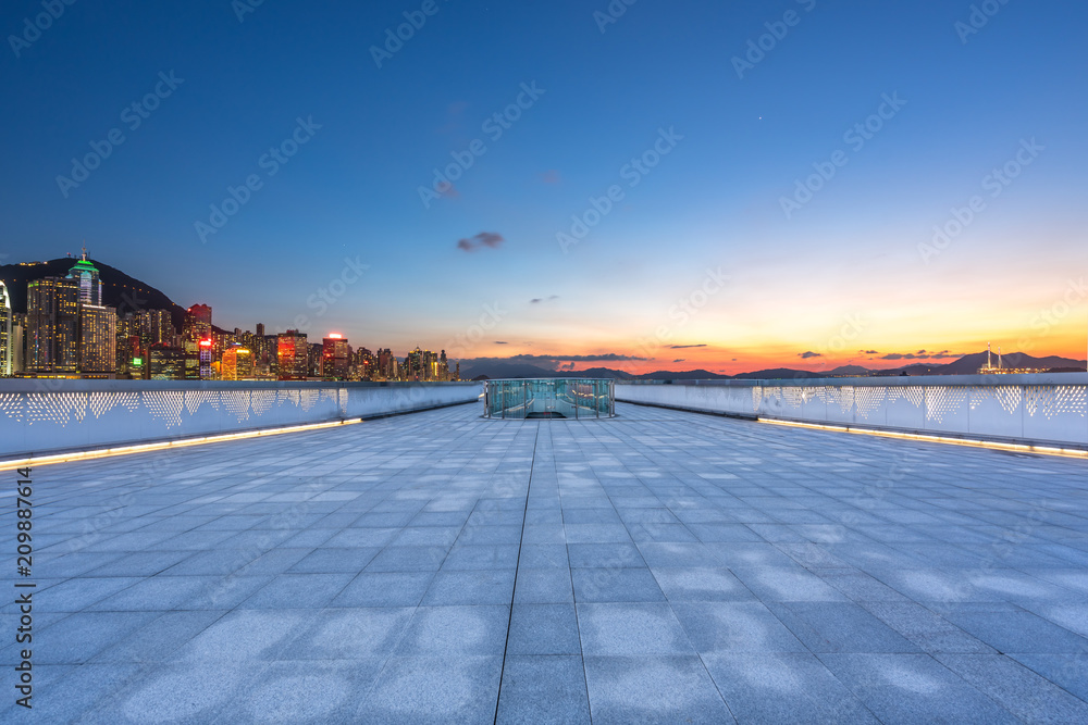 城市天际线全景，空荡荡的广场