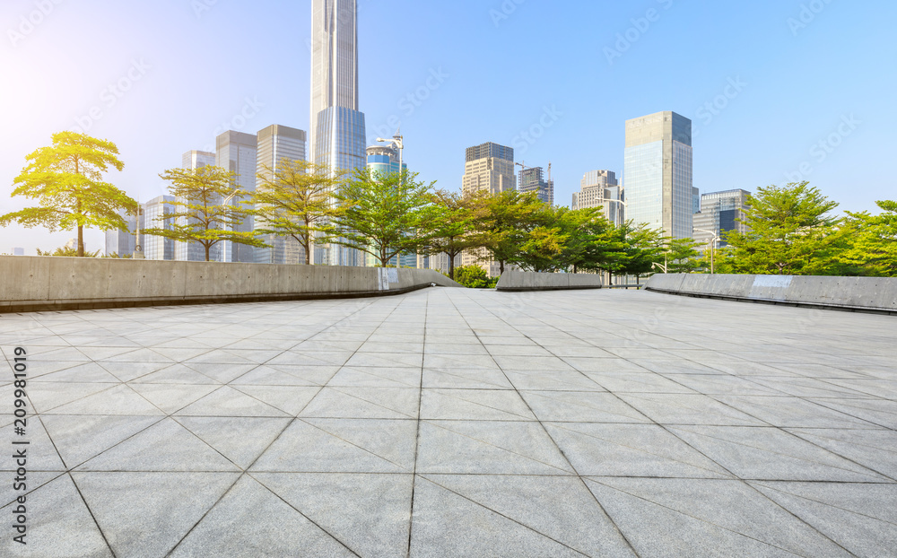 中国深圳的空置广场层和现代城市商业建筑