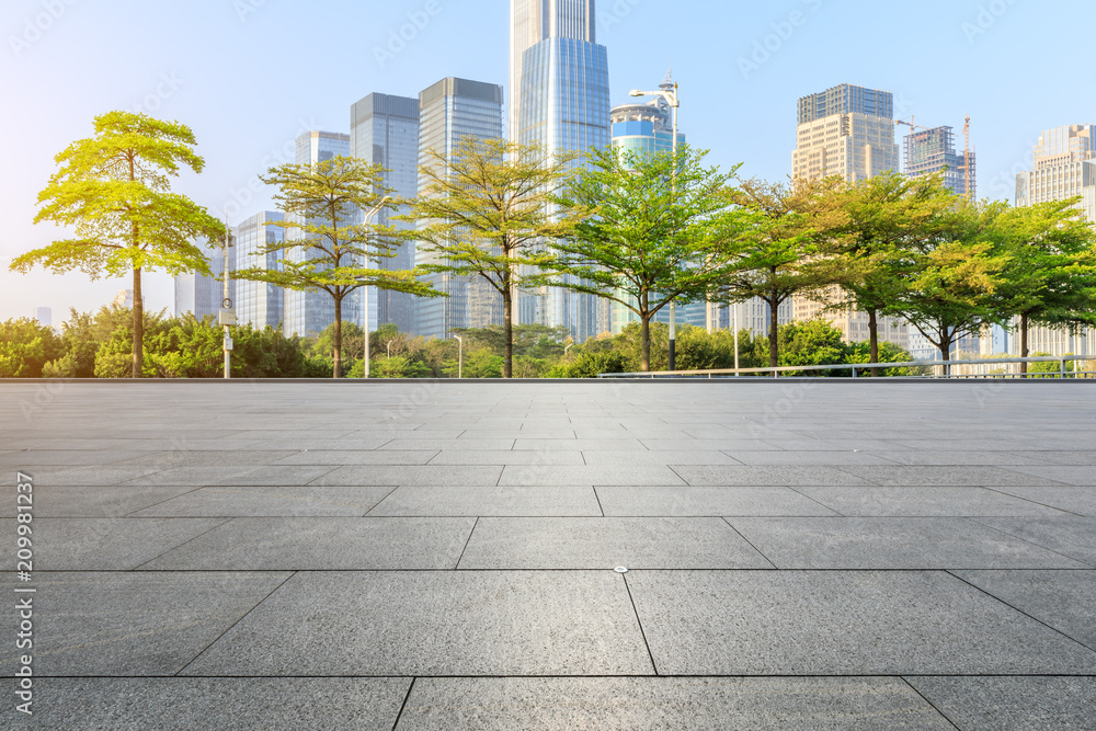 中国深圳的空置广场层和现代城市商业建筑