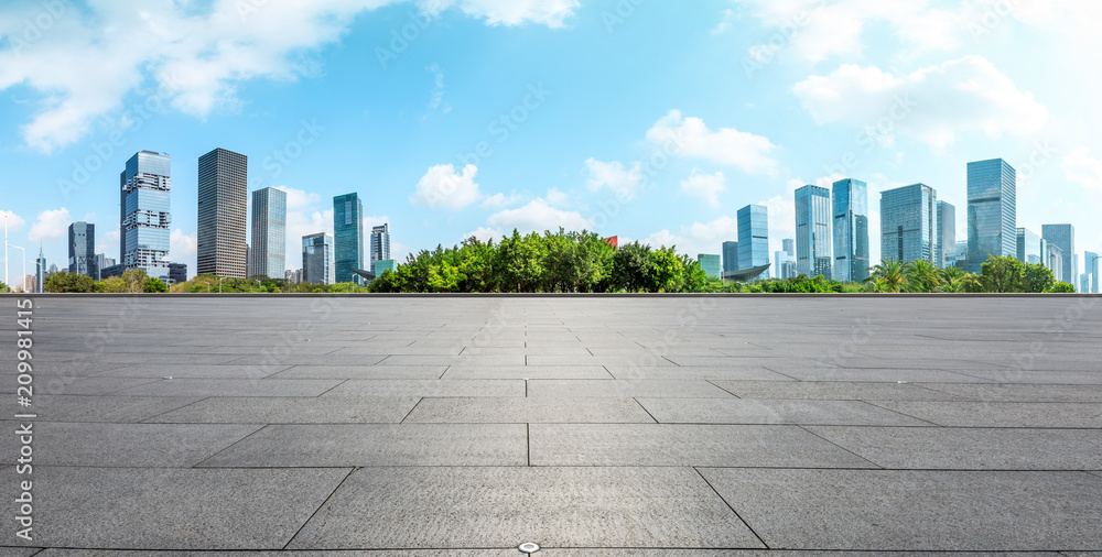 中国深圳空荡荡的广场层和现代城市商业建筑全景