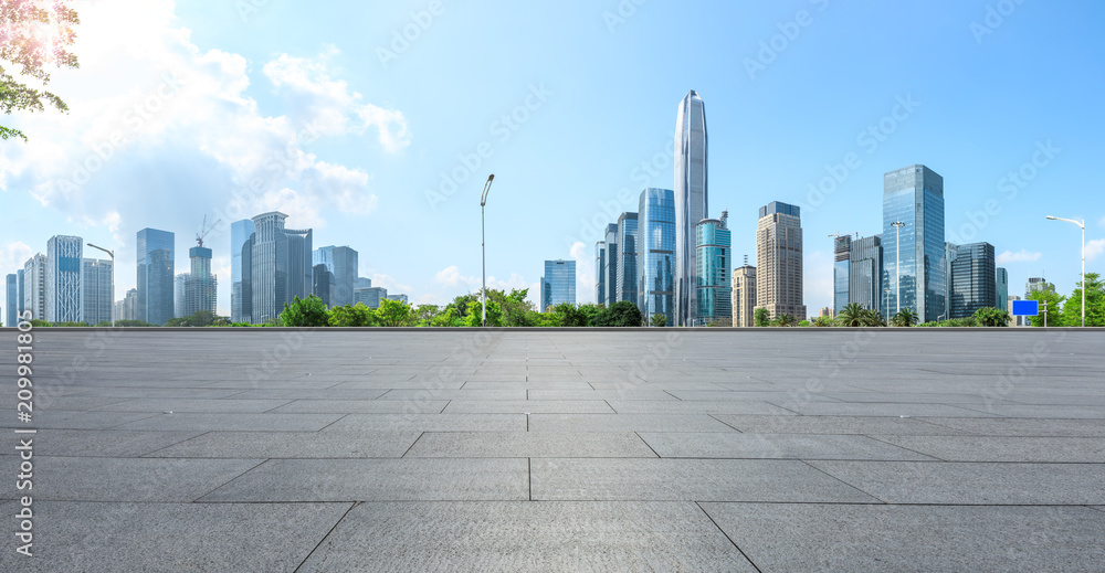 中国深圳空荡荡的广场层和现代城市商业建筑全景