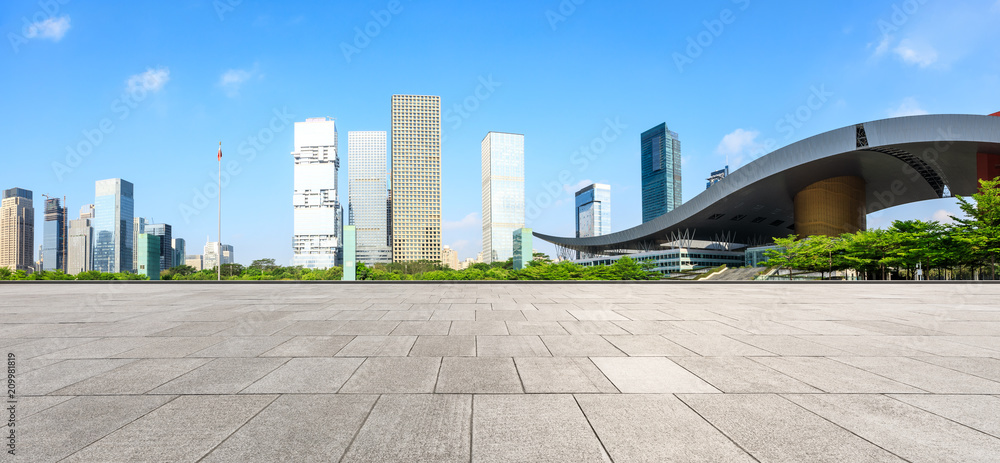 中国深圳空荡荡的广场层和现代城市商业建筑全景