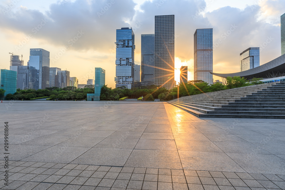 深圳日出时的空广场和现代商业建筑