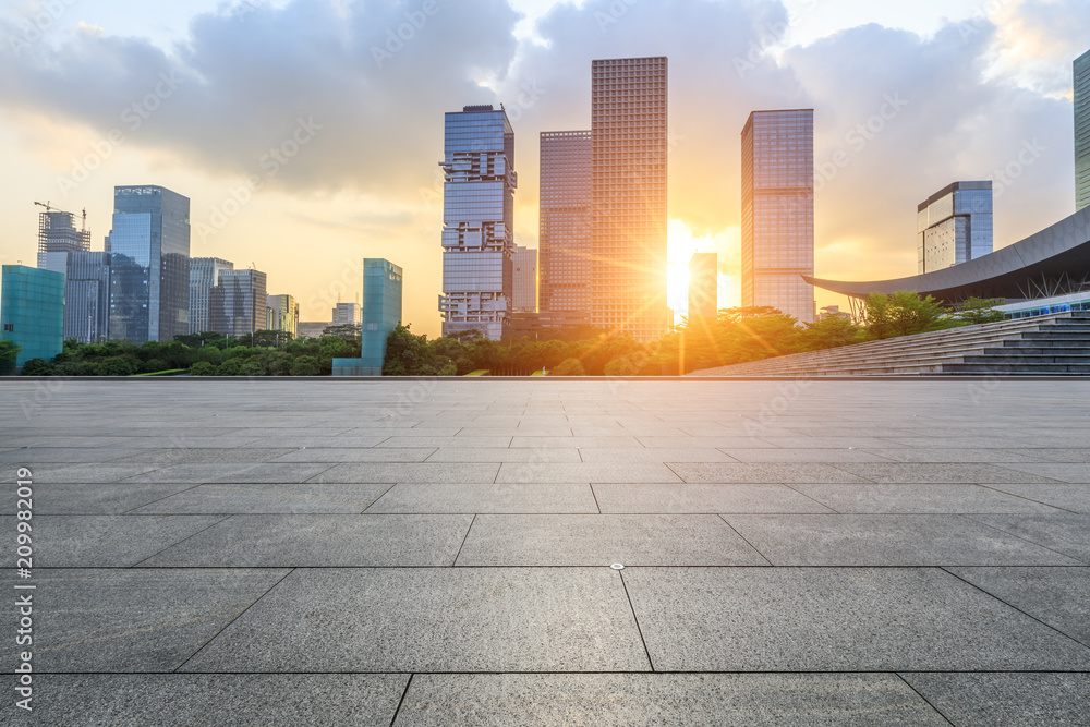 深圳日出时的空广场和现代商业建筑