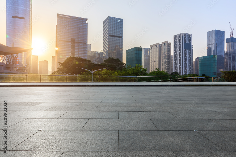 深圳日出时的空广场层和现代商业建筑