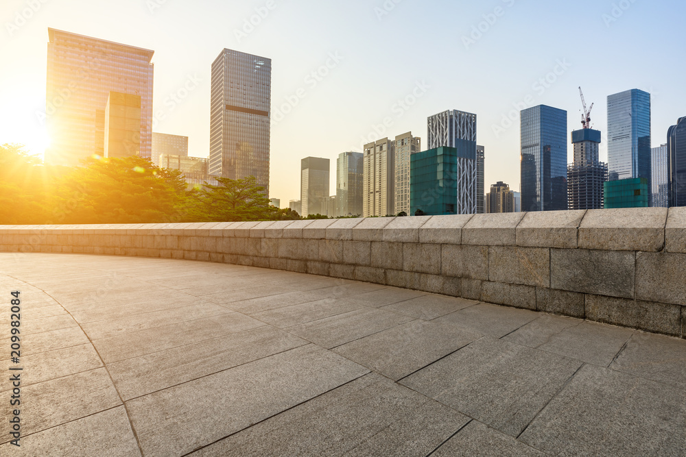 深圳日出时的空通道和现代商业建筑