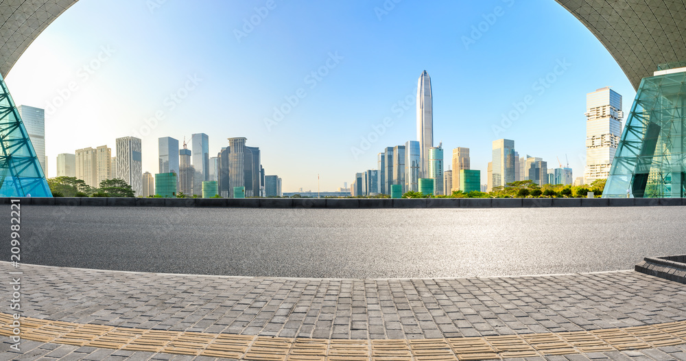 中国深圳空旷的柏油路和现代城市商业建筑全景