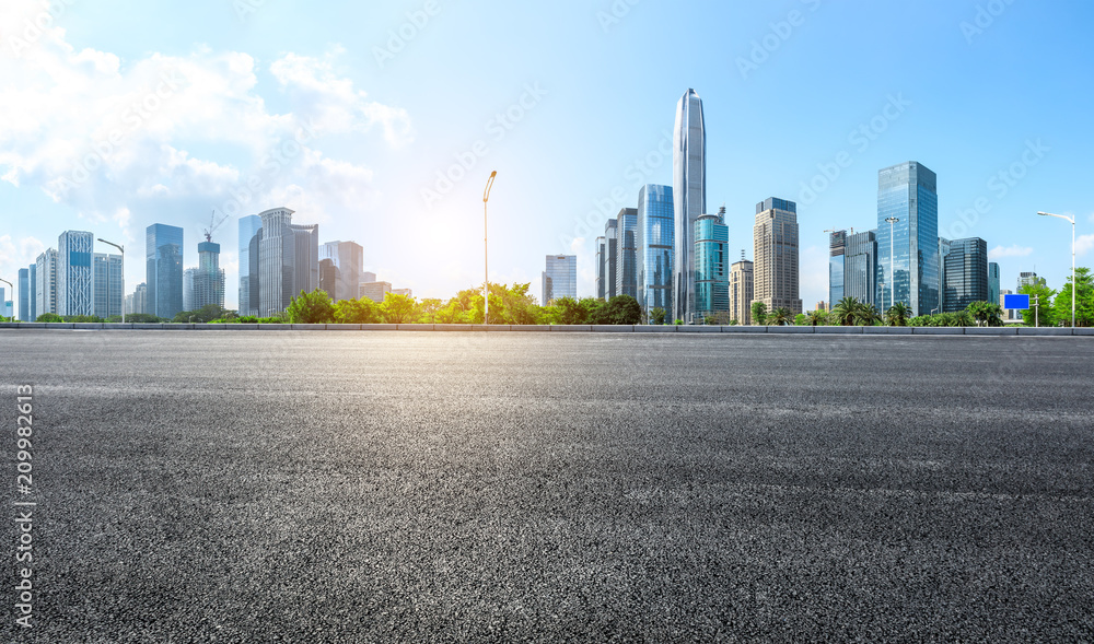 中国深圳空旷的柏油路和现代城市商业建筑全景