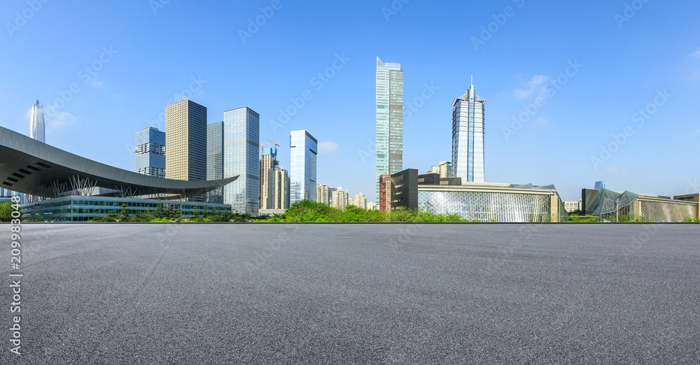 深圳沥青路与现代城市商业建筑全景