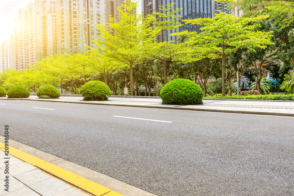 沥青道路和现代商业建筑和树木