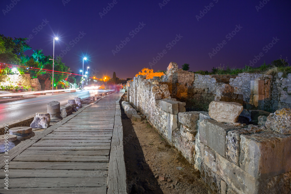 土耳其夜晚通往古城锡德的主要道路