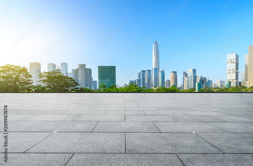 中国深圳空荡荡的广场层和现代化的城市天际线