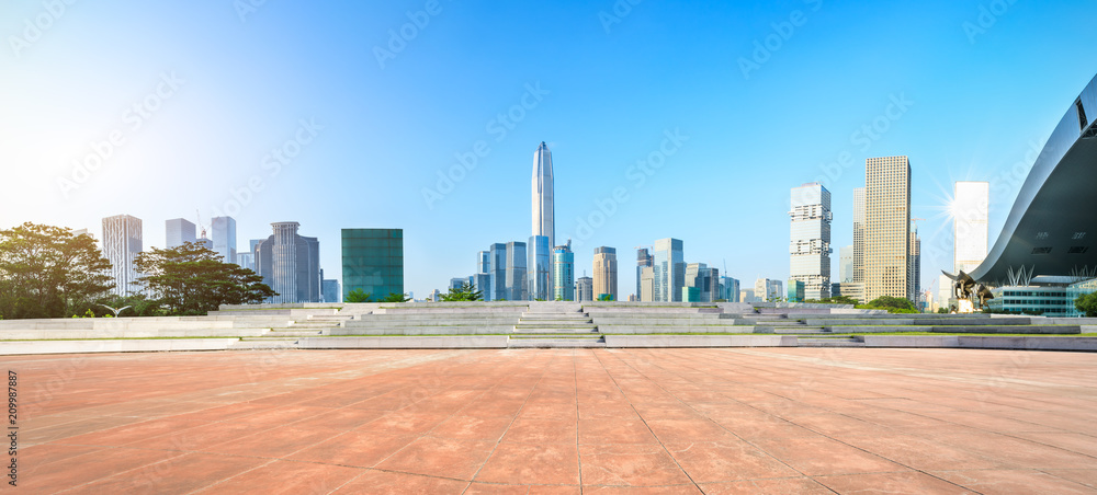 中国深圳空旷的广场层和现代城市天际线全景