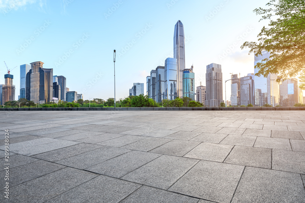 中国深圳空荡荡的广场层和现代化的城市天际线