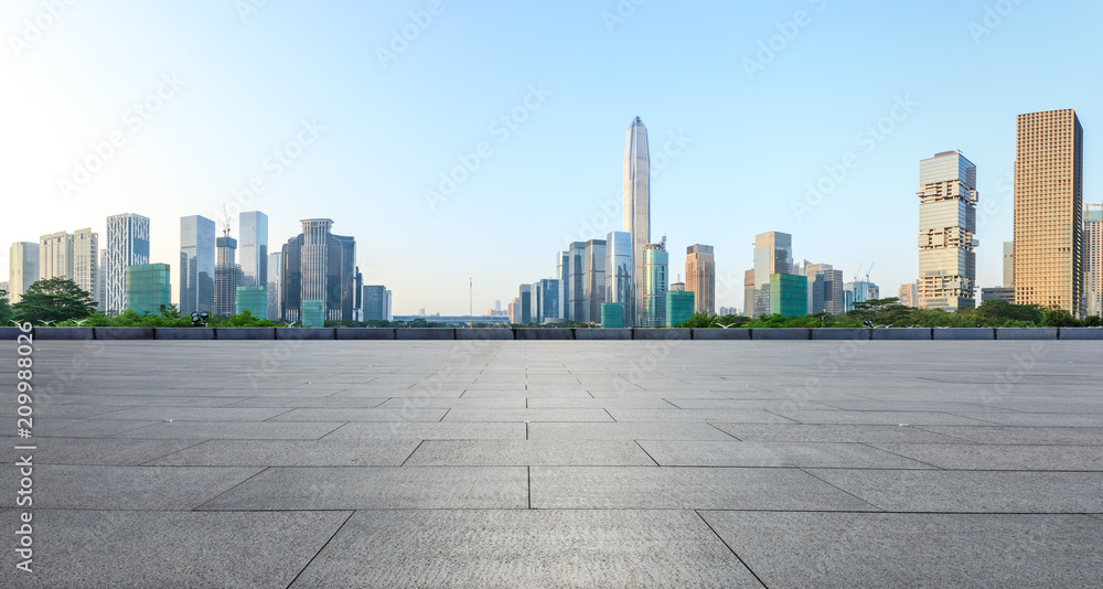 中国深圳空旷的广场层和现代城市天际线全景