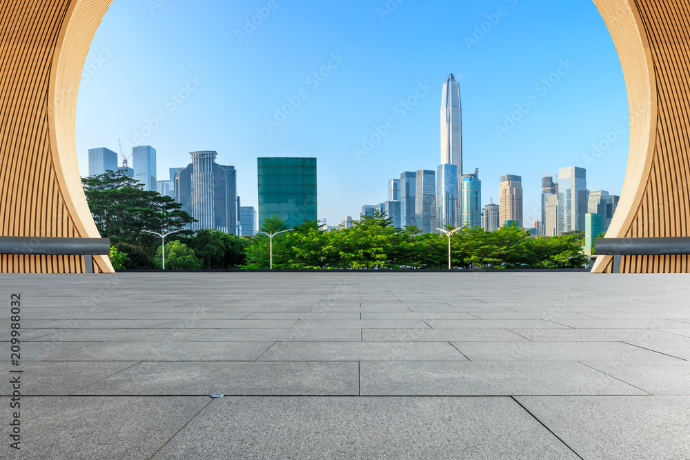 中国深圳空荡荡的广场层和现代化的城市天际线